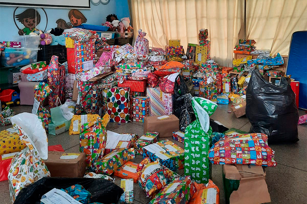 Crianças recebendo brinquedos